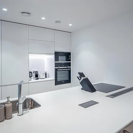 Modern Luxury Just Steps From The Sea شقة
