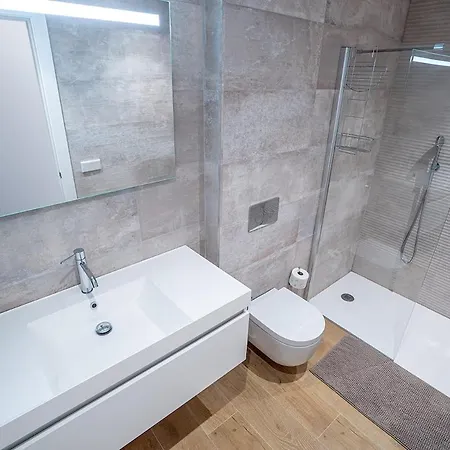 Modern Luxury Just Steps From The Sea شقة